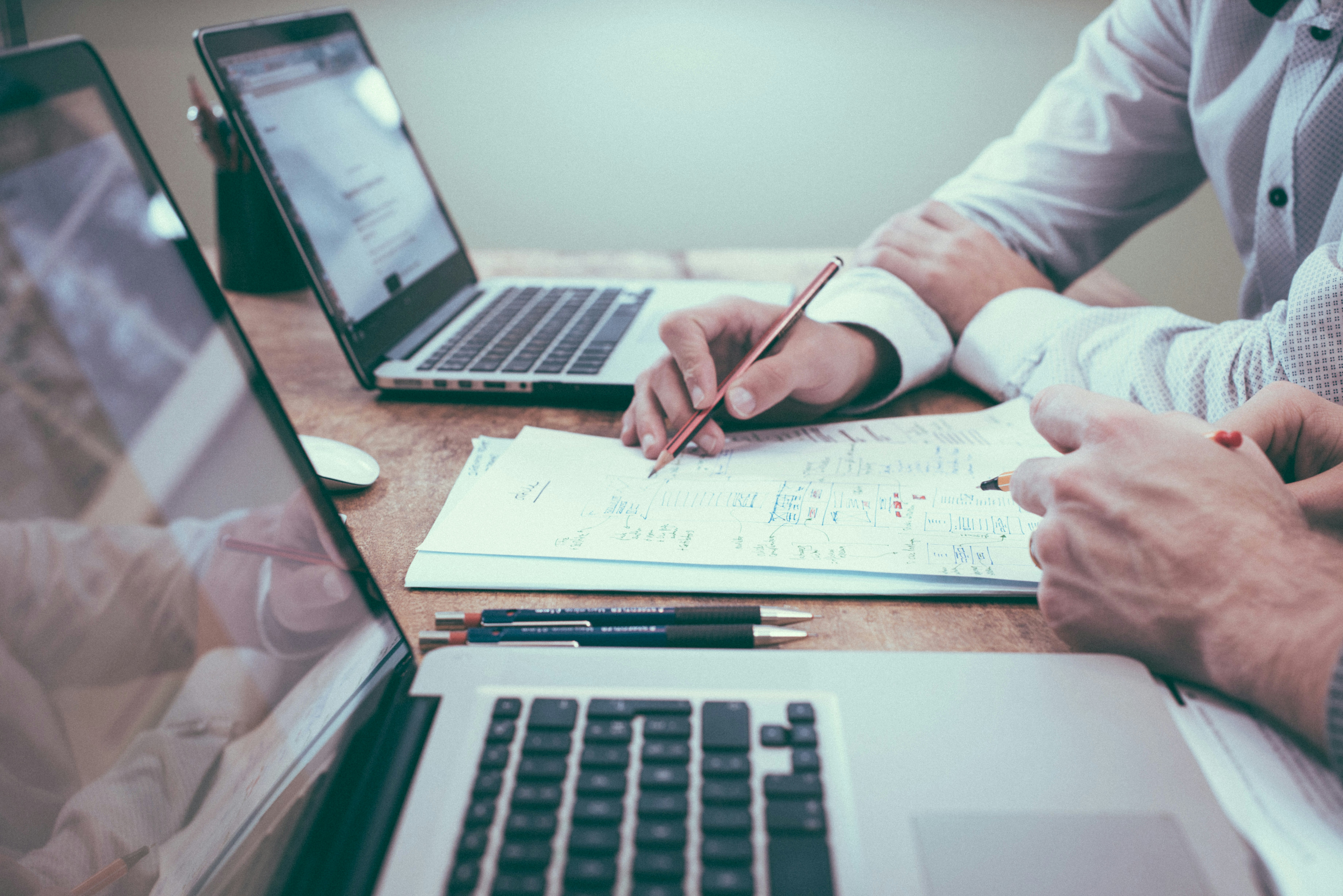 Nuestra Filosofía. Consideramos que no hay respuestas estandarizadas para problemas y necesidades particulares,
				por lo tanto, nuestro trabajo está orientado a la aplicación de metodologías adecuadas para cada realidad, y diseñadas a la medida de cada organización o entidad contratante.